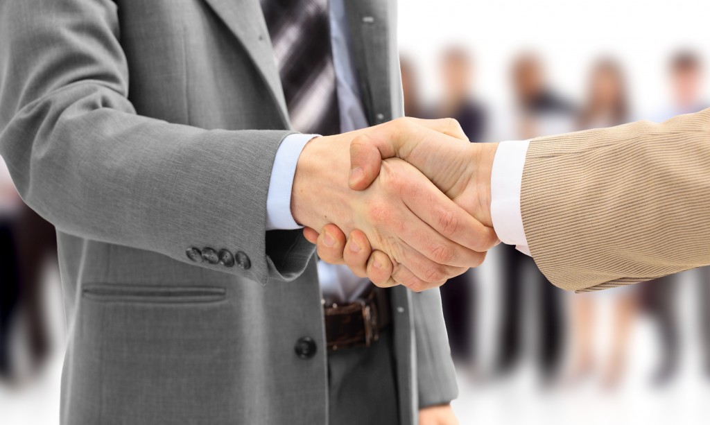 Business people shaking hands - Linkedin tips